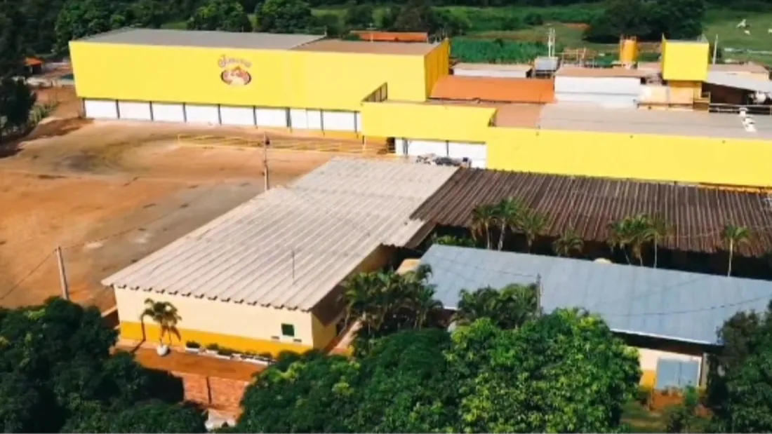 Vista aérea da planta amarela da Frango Jussara, cercada de mata, no Bairro Mil Alqueires, em Bariri